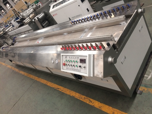 良い価格 WPCのDeckingの生産ラインを作る400KG/H 5mmの厚さフレーム オンライン