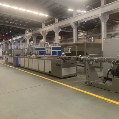 Good price 300kg/H容量ポリ塩化ビニールの天井板の放出の行250mmの幅 オンライン