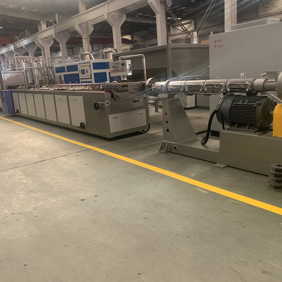 Good price 装飾のための1220mm 250kg/H WPC板生産ライン オンライン