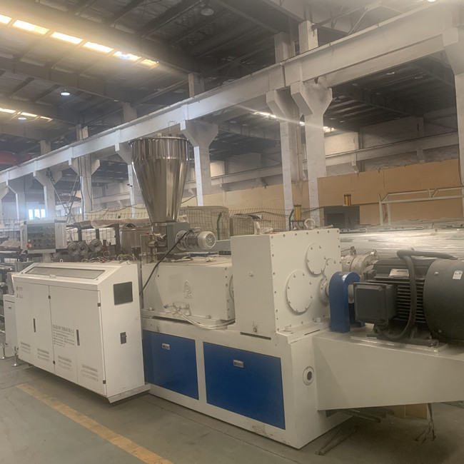 友好的な150kg/H双生児ねじUpvc WPCのプロフィールの放出ラインeco 1