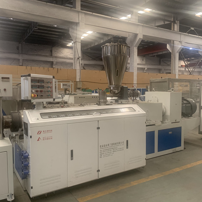 友好的な150kg/H双生児ねじUpvc WPCのプロフィールの放出ラインeco 0