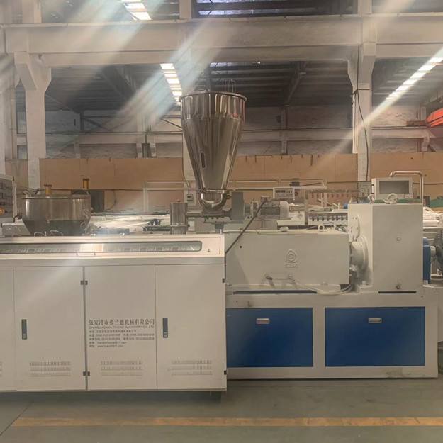 150kg/H 37kwの家具のWpcの放出機械65mmねじ 0