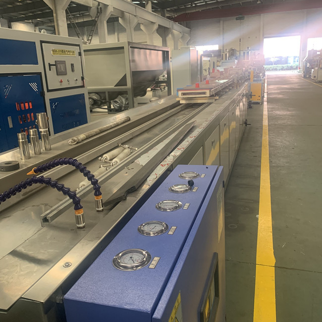 装飾のための1220mm 250kg/H WPC板生産ライン 1