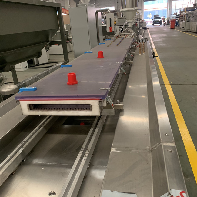 機械ポリ塩化ビニールの樹脂に原料をする500kg/H Wpcの泡板 3