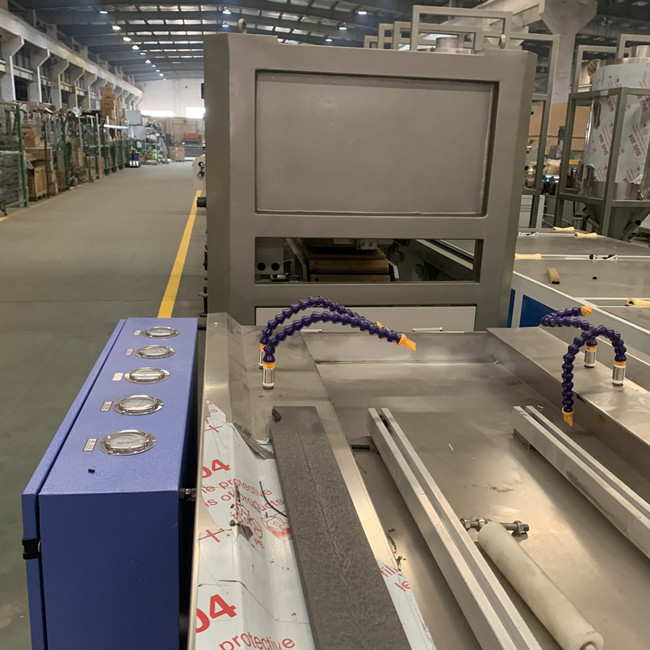 機械ポリ塩化ビニールの樹脂に原料をする500kg/H Wpcの泡板 2