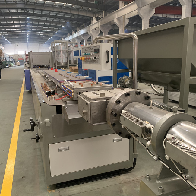 機械ポリ塩化ビニールの樹脂に原料をする500kg/H Wpcの泡板 1
