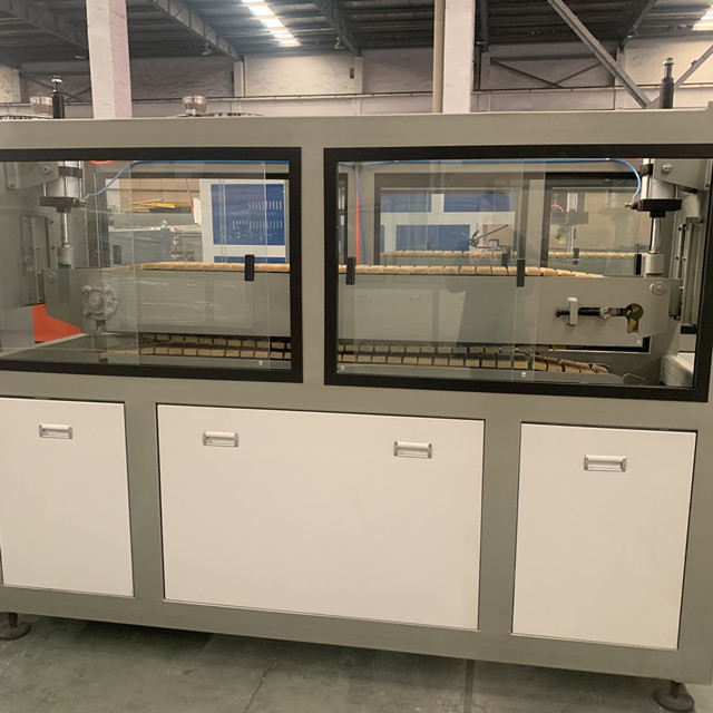 PLC 630mm PPRのポリエチレンの管の生産ラインは形成に掃除機をかける 4