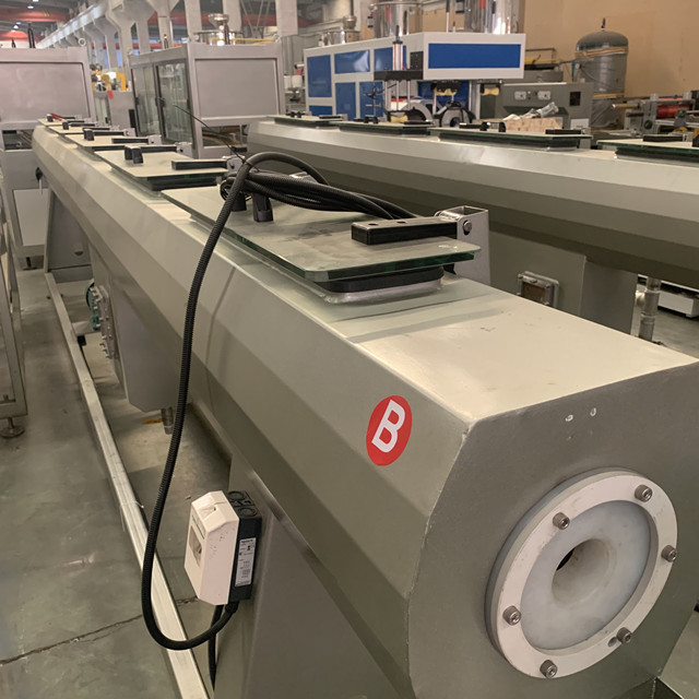 PLC 630mm PPRのポリエチレンの管の生産ラインは形成に掃除機をかける 3