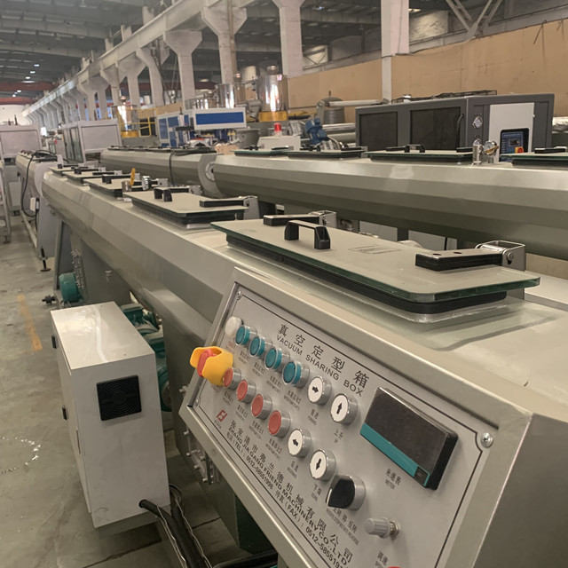 PLC 630mm PPRのポリエチレンの管の生産ラインは形成に掃除機をかける 2