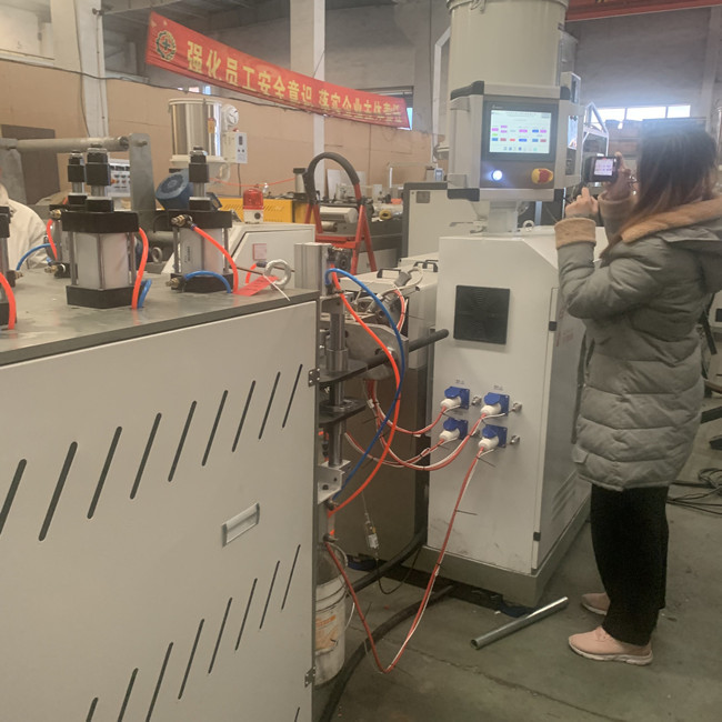 高い結晶化度熱可塑性POMのプロフィールの放出ライン5kg/H 2